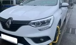 Patrol straży miejskiej, pojazd z założoną blokadą (7)