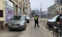 Patrol straży miejskiej, pojazd z założoną blokadą (8)