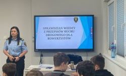 Strażniczki pomagały w przygotowaniu się do egzaminu na kartę rowerową (3)